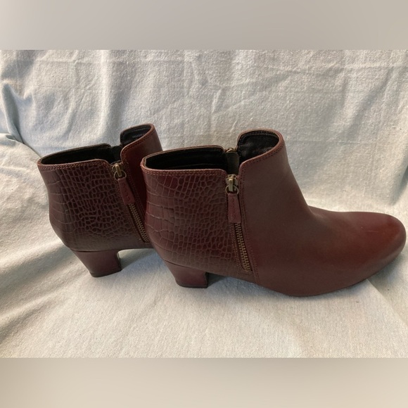 EUC Hotter Delight 2 Ankle Bootie Leather Alligator Print Dual Zipper 8.5 - Picture 5 of 9